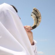 Chabad Rabbi Blows Shofar for his Fellow Airplane Passengers