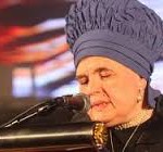 Belzer Rebbetzin says Blessing over Challah (1-Minute Awe-Inspiring Video)