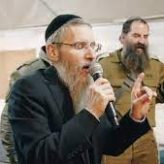 Avraham Fried Lifts Soldiers’ Spirits in Gaza